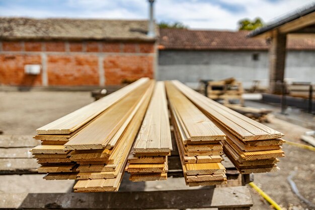 Vigas de madera en un sitio de construcción