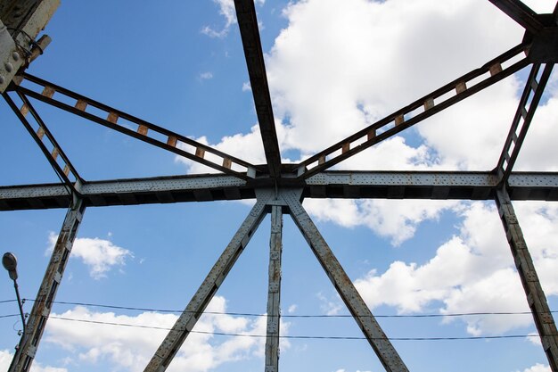 Vigas de metal en el cielo con fondo de nubes