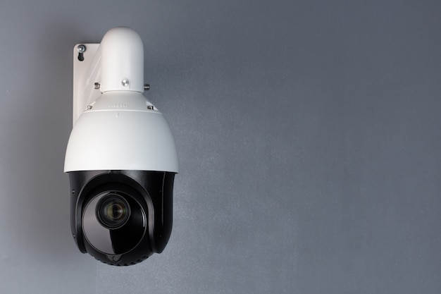 Vigilancia de la seguridad de video de la cámara CCTV con espacio sobre fondo azul.