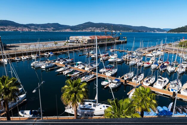 VIGO SPAIN 4. APRIL 2023 Kleine Segelboote an einem sonnigen Frühlingstag im Yachtclub von Vigo Pontevedra Spanien