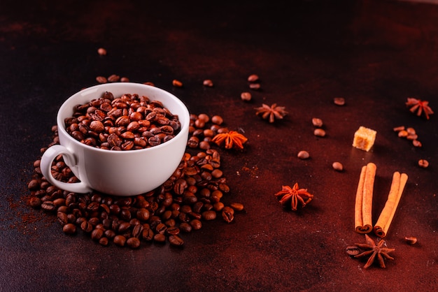 El vigorizante café de la mañana con dulces. Se puede utilizar como fondo.