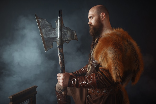 Viking com machado, espírito marcial