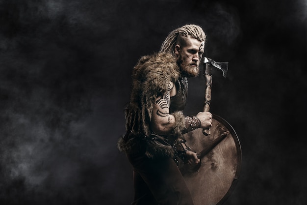 Foto viking vestido com a pele de um urso com um machado