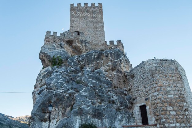 Foto vila branca de zuheros da província de córdoba na espanha