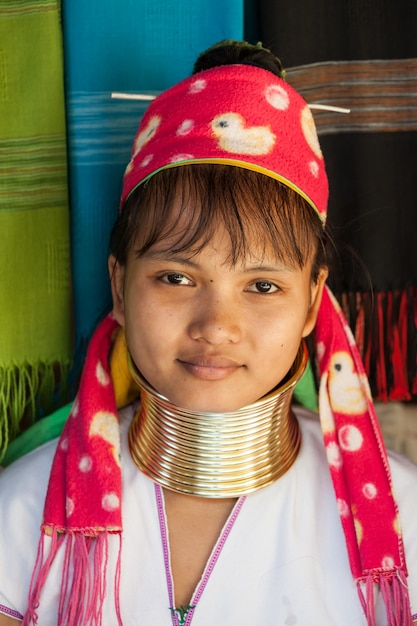 VILA DE LONGNECK, TAILÂNDIA - 1 DE NOVEMBRO DE 2014: Mulher não identificada da aldeia da tribo de pescoço longo.