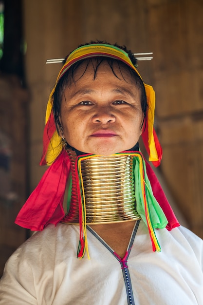 Foto vila de longneck, tailândia - 1 de novembro de 2014: mulher não identificada da aldeia da tribo de pescoço longo.