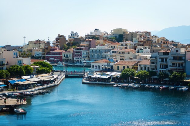 Vila de pescadores coloridos. ver na cidade velha, porto de mar em dia ensolarado