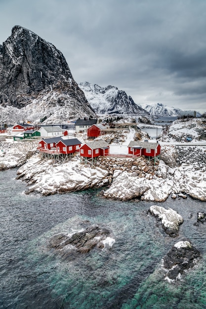 Vila de pescadores Hamnoy com cabanas de pesca vermelhas rorbu no inverno nas ilhas Lofoten. Reine Noruega Viagem Noruega