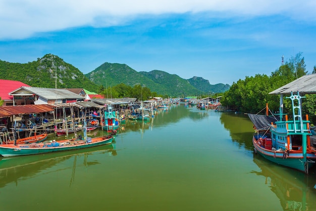 Vila de pescadores na província de Ban Ao Kram Chumphon, na Tailândia