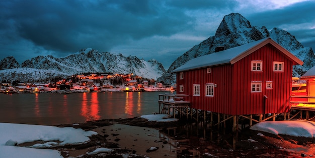 Vila de pescadores reine nas ilhas lofoten no inverno com neve