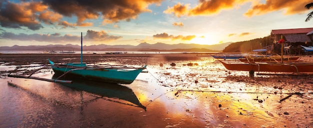 Vila de pescadores tradicional na ilha de Palawan, Filipinas