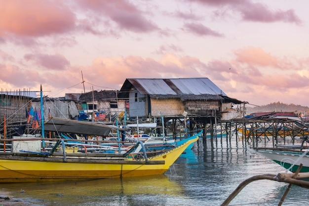 Vila de pescadores tradicional na ilha de Palawan, Filipinas