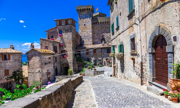 Vila e castelo de bolsena, belo bairro medieval na itália