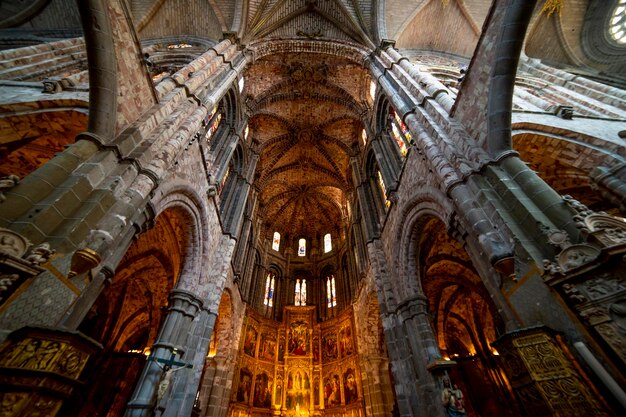 Ávila, España - 17 de abril de 2019. Interior de la Catedral de Ávila durante la celebración de la Semana Santa en España.