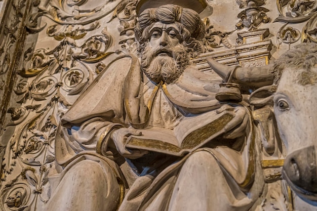 Ávila, Espanha - 17 de abril de 2019 Interior da Catedral de Ávila durante a celebração da Semana Santa na Espanha Cenas bíblicas em relevo