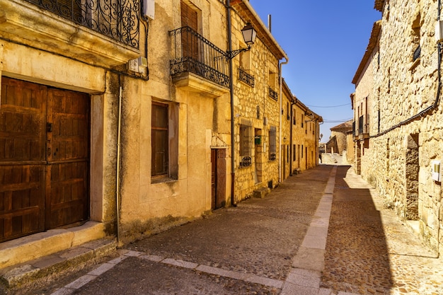 Vila medieval com casas de pedra, ruas de paralelepípedos, portas e janelas antigas, arcos e paredes. Maderuelo Segovia Espanha.