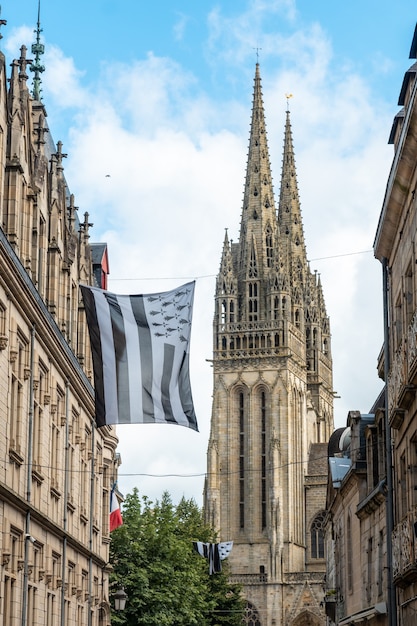 Vila medieval de Quimper e a Catedral de Saint Corentin de Quimper ao fundo no departamento de Finisterra. Bretanha francesa, França