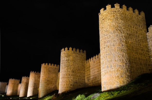 Ávila por la noche, murallas medievales. Castilla y León, España.