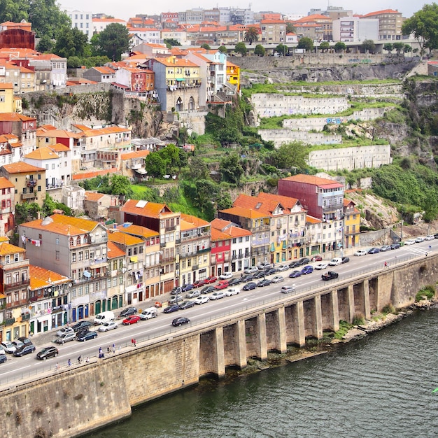 Vila Nova de Gaia en la orilla sur del río Duero en Oporto, Portugal