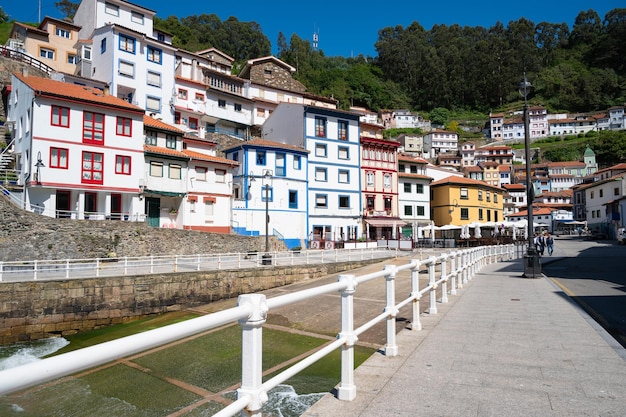 Vila piscatória tradicional das astúrias