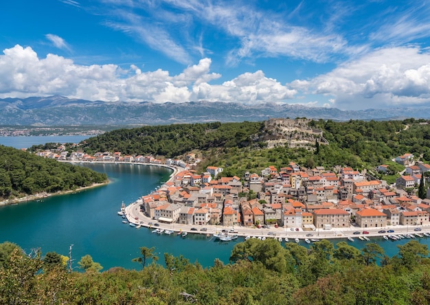 Vila velha colorida de Novigrad no condado de Istria da Croácia com rio azul e porto