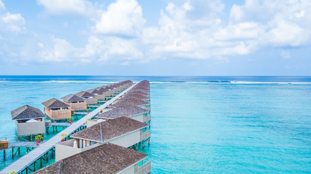 Villa de agua de vista superior aérea en la isla de Maldivas