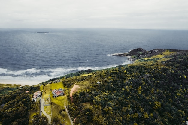 Villa am Meer schöne Meeresküste aus einer Höhe Florianopolis hochwertiges Foto