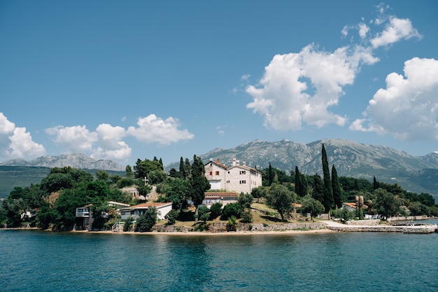 Villa auf einem Berg, auf einer Insel im Meer