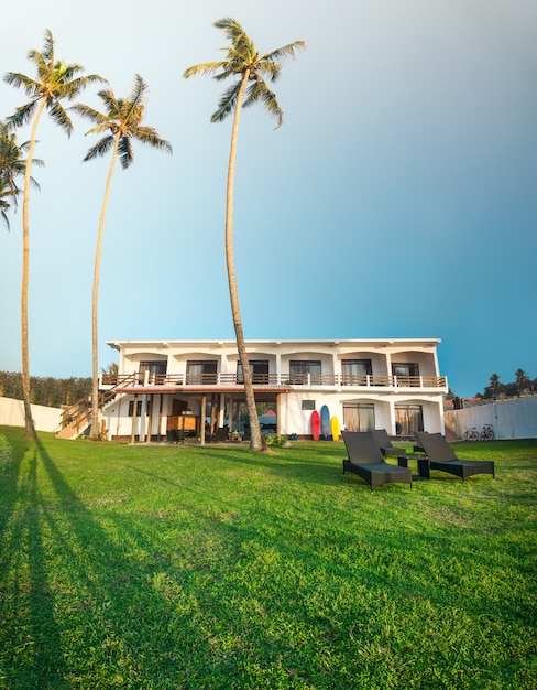 Foto villa de luxo com design exterior em gramado verde com coqueiros na ilha sri lanka