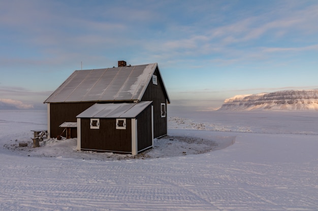 Villa Fredheim, die berühmte Hütte im Tempelfjord, Spitzbergen.