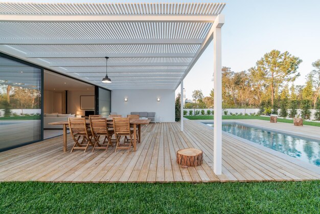 Villa moderna con piscina y deck con vista interior