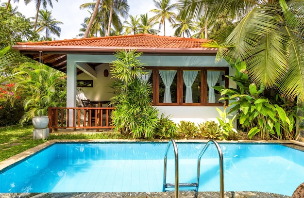 Villa con piscina en un hotel tropical