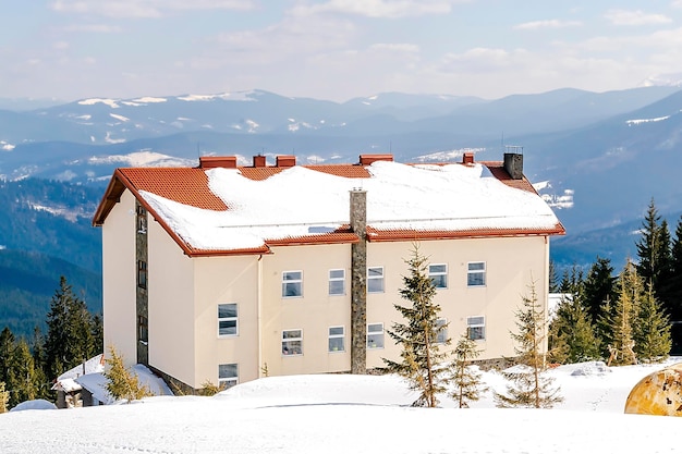 Village rural househotelmansionspruce pinheiros na neve na floresta de inverno nas montanhasnatureza