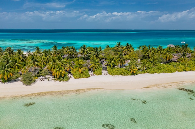 Villas de lujo con palmeras de coco, laguna azul, playa de arena blanca en las exóticas islas Maldivas