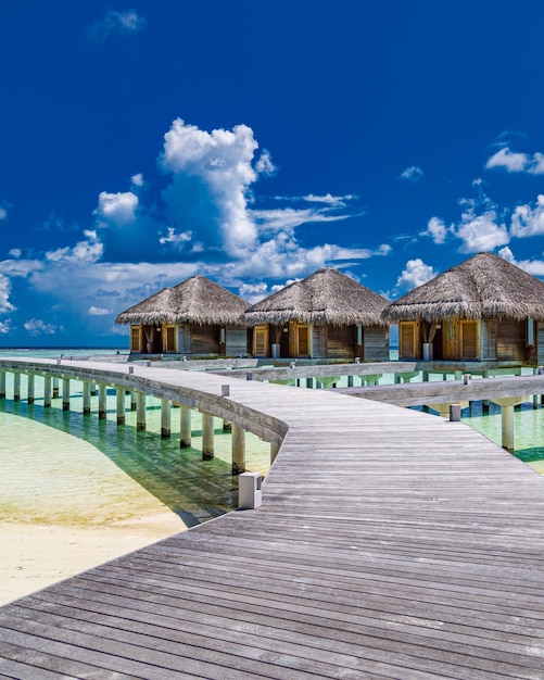 Villas sobre el agua en la laguna turquesa del océano tropical, papel tapiz de destino de viajes de lujo, Maldivas