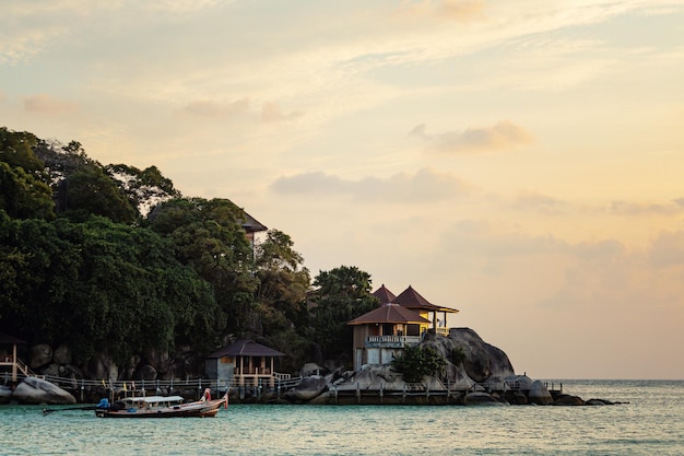 Villas tropicales junto al mar en Koh Tao, Tailandia