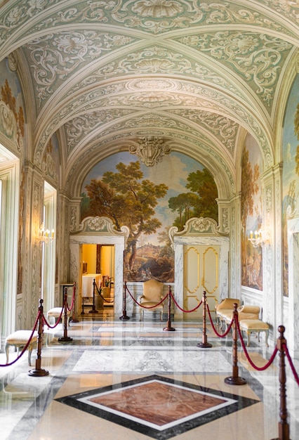 Ville ponteficie castel gandolfo itália interior de uma sala com janelas de cadeiras e uma pintura a óleo sobre tela