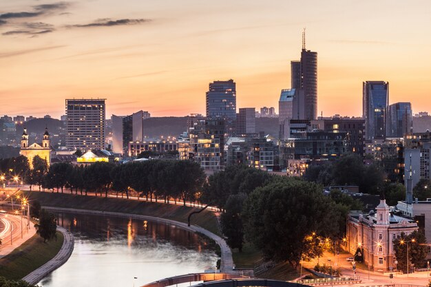 Vilnius Financial District bei Sonnenuntergang