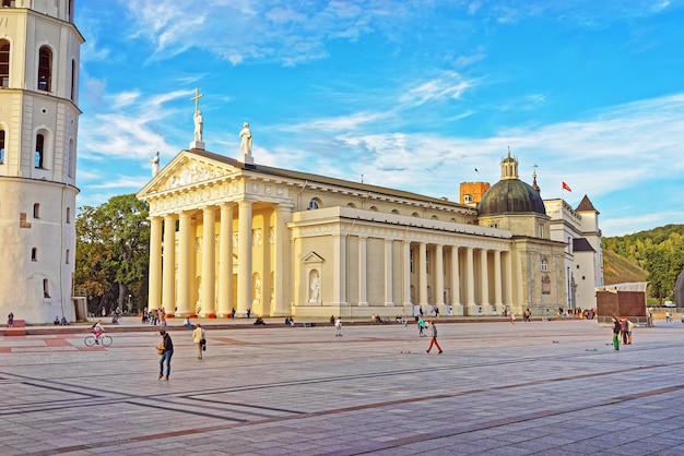 Vilnius, Litauen - 3. September 2015: Domplatz und Glockenturm, Altstadt von Vilnius, Litauen. Menschen im Hintergrund