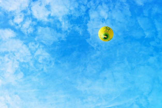 Vilnius, Litauen - 3. September 2015: Heißluftballon, der in den Himmel fliegt, Vilnius, Litauen