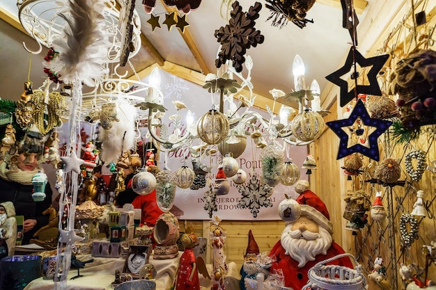 Vilnius, Litauen - 4. Dezember 2016: Weihnachtsbaumschmuck als Geschenk-Souvenirs an einem der vielen Stände auf dem Weihnachtsbasar in Vilnius, Litauen.