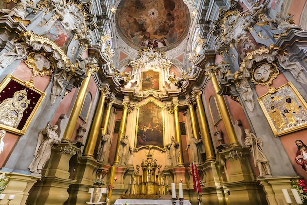 VILNIUS LITAUEN AUGUST 2019 Innenkuppel und Blick in eine alte gotische oder barocke katholische Kirchendecke und Gewölbe