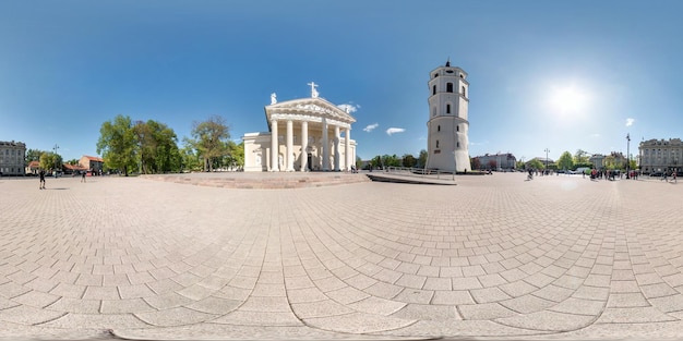 VILNIUS LITHUANIA MAYO 2019 Panorama esférico completo ángulo de 360 grados en la plaza central del casco antiguo con iglesia y torre en proyección equirectangular VR AR contenido