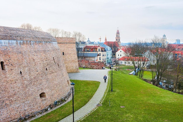 Vilnius, Lituânia - 1 de abril de 2017: Bastião de artilharia no centro da cidade velha em Vilnius, Lituânia