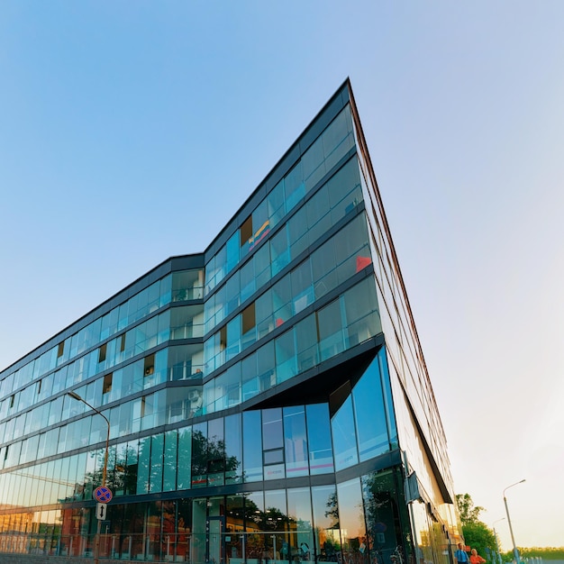 Vilnius, lituânia - 10 de maio de 2018: conceito de arranha-céu escritório corporativo de vidro azul moderno.