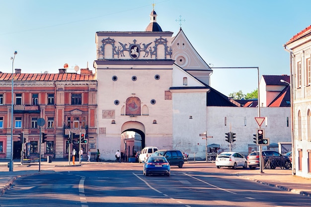 Vilnius, Lituânia - 19 de maio de 2017: Antigo portão do amanhecer na cidade velha, em Vilnius, Lituânia