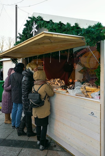 Vilnius, Lituania - 4 de diciembre de 2016: Gente en el mercado de Navidad en la Plaza de la Catedral de Vilnius, Lituania.