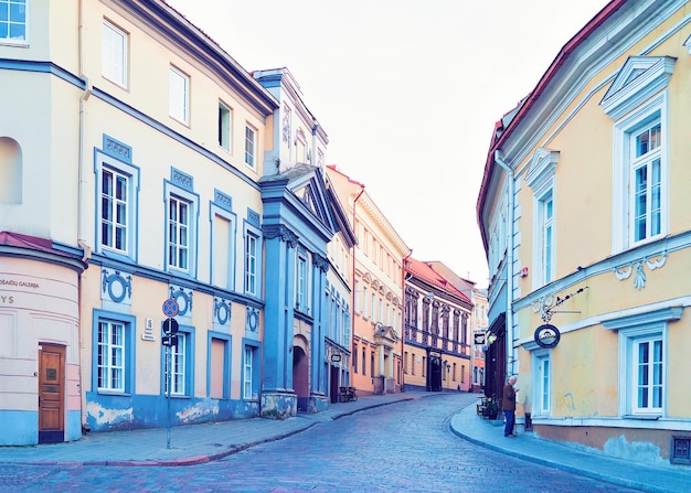 Vilnius, Lituania - 6 de junio de 2017: Vista de la calle con arquitectura de casa antigua en el centro histórico de Vilnius, Lituania