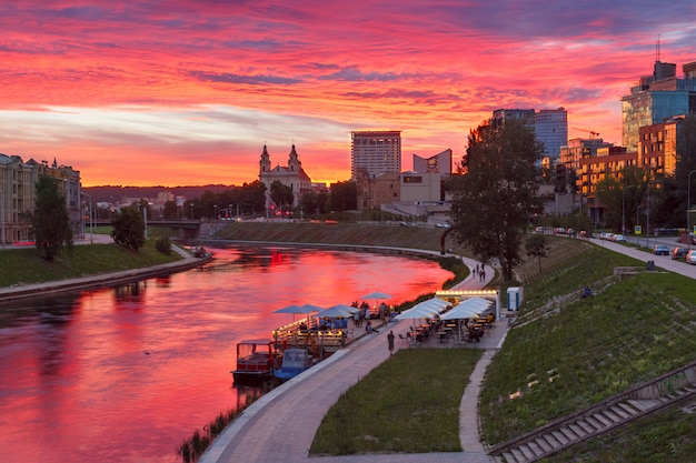 Vilnius no por do sol, Lituânia, Estados Bálticos.