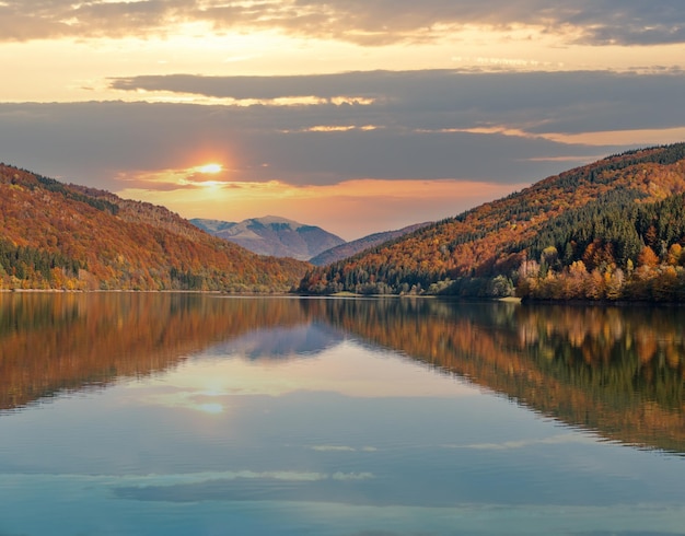 Vilshany Wasserreservoir am Fluss Tereblya Transkarpatien Ukraine Malerischer See mit Wolkenreflexion Schöner Herbsttag in den Karpaten